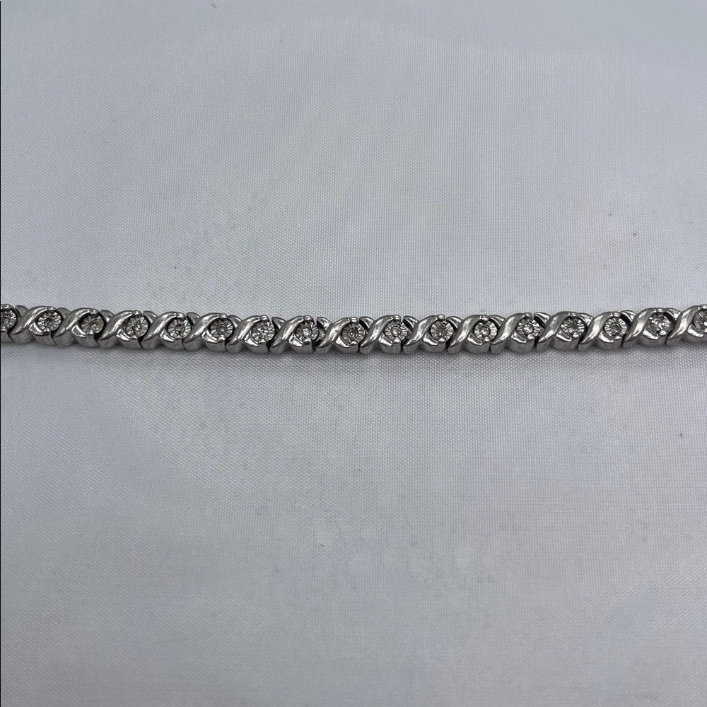Jared’s elegant sterling silver tennis bracelet 925